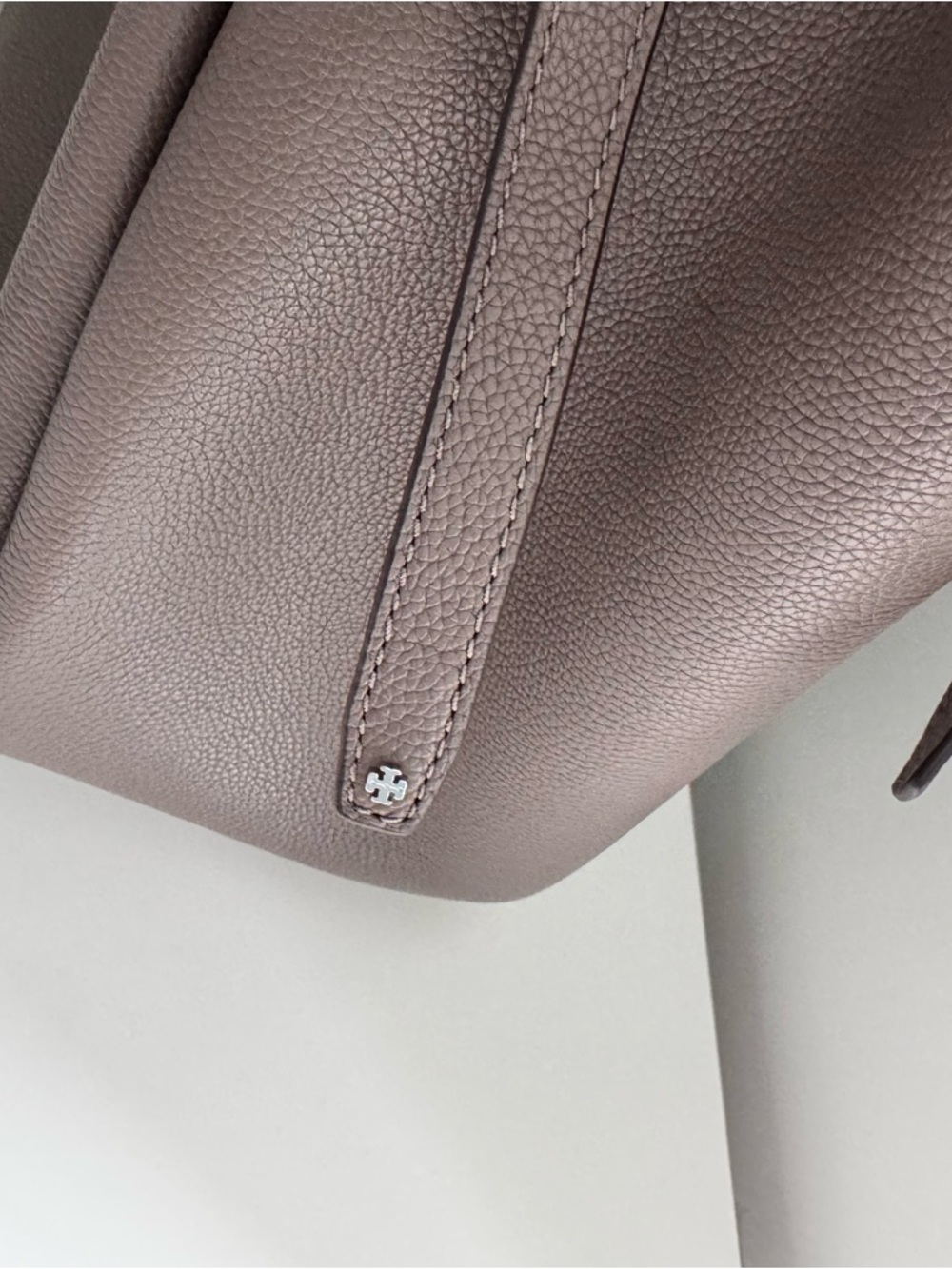 Tory Burch Large Romy Grey Wild Mushroom Tote Bag - Picture 9 of 16
